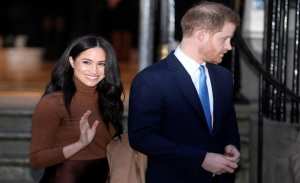 العائلة المالكة البريطانية تدرس منع الأمير هاري و زوجته من استخدام كلمة ” ملكي “