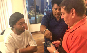 احتجاز النجم البرازيلي رونالدينيو في باراغواي بسبب جوازات سفر مزورة