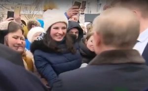 شابة روسية تطلب الزواج من فلاديمير بوتين ( فيديو )