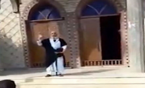 في مصر .. مواطن يقف أمام مسجد مدعياً أنه ” المهدي المنتظر ” ( فيديو )