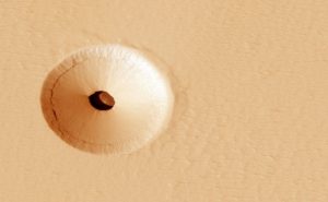 ثقب غامض في كوكب ” المريخ ” ربما يؤدي إلى كهف فيه حياة غريبة