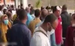 مصريين عائدين من الكويت : ” مش هنروح الحجر الصحي ” ( فيديو )