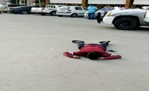 هندي يسقط ميتاً بأحد شوارع الكويت ( فيديو )
