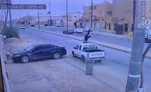 السعودية : سائق متهور يقود بعكس السير و يدهس آسيوياً ( فيديو )
