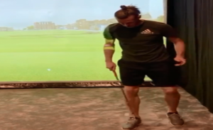 غاريث بيل يستعين بلوازم الغولف لاستعراض مهاراته في كرة القدم ( فيديو )
