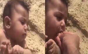 هيئة سعودية تحقق بمقطع إطعام طفل كميات من الرمل ( فيديو )