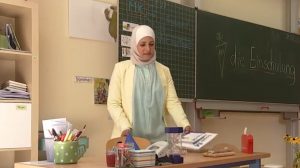في ألمانيا .. سيدة سورية محجبة تصبح معلمة في مدرسة ابتدائية كاثوليكية ( فيديو )