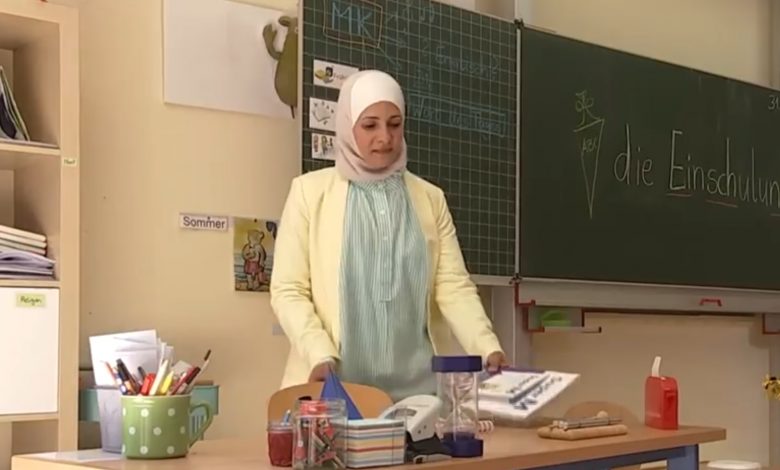 في ألمانيا .. سيدة سورية محجبة تصبح معلمة في مدرسة ابتدائية كاثوليكية ...