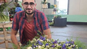 صحيفة ألمانية : من لاجئ إلى بائع زهور .. كيف وجد شاب سوري وطنه الجديد ؟