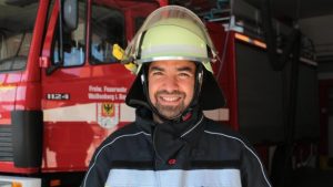 رجل سوري يتحدث عن تجربته بعد أن انضم لفريق الإطفاء في مدينة ألمانية