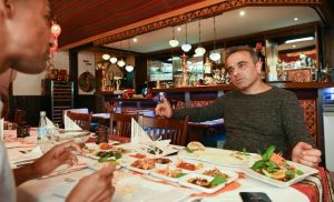 ” المطبخ السوري هو الأفضل في العالم ” .. صحيفة تلتقي مدير مطعم سوري في مدينة ألمانية