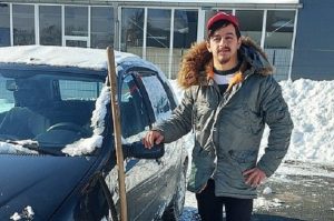 مساعدة تلقى استحساناً واسعاً في مدينة ألمانية .. سوري يساعد سائقين و يحرر سيارات من الثلوج الكثيفة