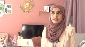 قناة ألمانية تسلط الضوء على قصة سيدة سورية تمكنت من العمل بشكل مستقل كأخصائية تجميل ( فيديو )