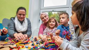 ألمانيا : صحيفة تسلط الضوء على شابة سورية تقوم بتدريب مهني في دار رعاية نهارية