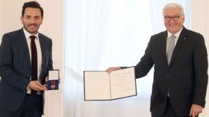 ألمانيا تقلّد 3 أتراك ” وسام الاستحقاق “
