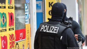 اكتشاف آثار عنف على جثة رجل توفي بعد خضوعه لتفتيش من شرطيين ألمانيين