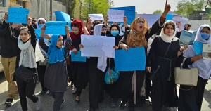 طالبان تأمر النساء في أفغانستان بارتداء البرقع في الأماكن العامة
