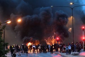 السويد : اندلاع مواجهات جديدة احتجاجاً على حرق يميني متطرف للقرآن