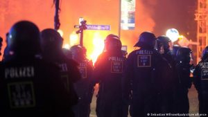 ألمانيا : متظاهرون يضرمون النار في حاجز بهذه المدينة .. و تضرر سيارات شرطة