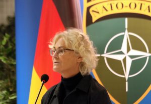 وزيرة الدفاع الألمانية تبحث في سراييفو إمكانية إرسال جنود ألمان إلى البوسنة