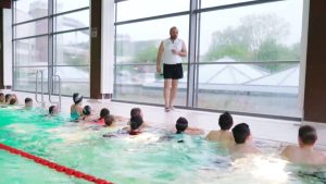 ” المدرب ذو القلب الكبير ” .. ألمانيا : مدرب سباحة سوري يعلم الأطفال اللاجئين القادمين من أوكرانيا ( فيديو )