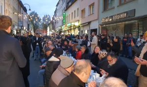 ألمانيا : إفطار جماعي في كولن بمشاركة عرب و أتراك و ألمان ( فيديو )
