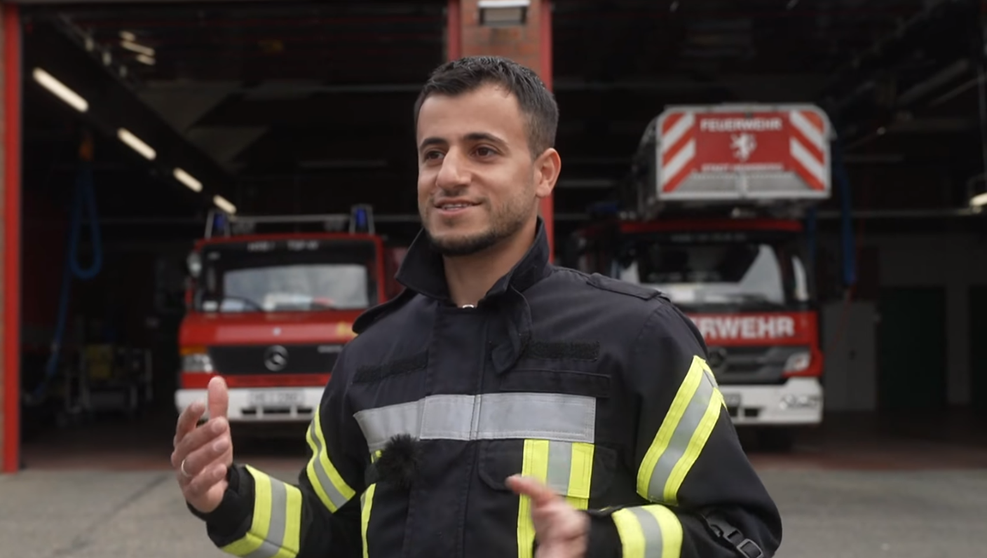 ساعي بريد و متطوع في الإطفاء .. وسائل إعلام ألمانية تسلط الضوء على تجربة شاب عربي في ألمانيا ( فيديو )