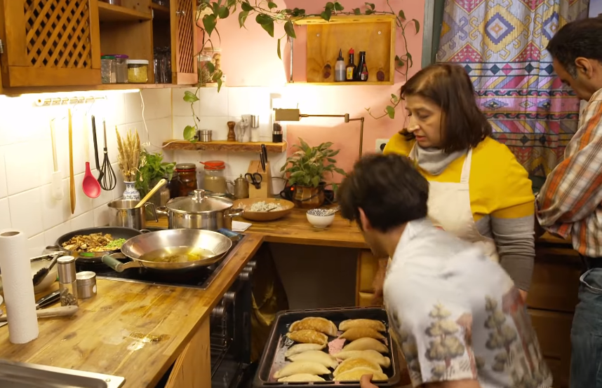 ” فكرة غير مألوفة ” .. تقرير : عائلة سورية في ألمانيا تحول وصفات المطبخ السوري إلى ” وصفات نباتية ” ( فيديو )
