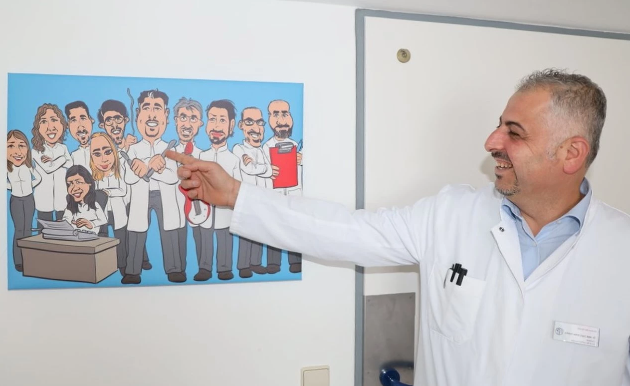 ألمانيا : وسائل إعلام محلية تسلط الضوء على طبيب سوري وصل قبل سنوات و أصبح مدير قسم الجراحة في مستشفى ألماني