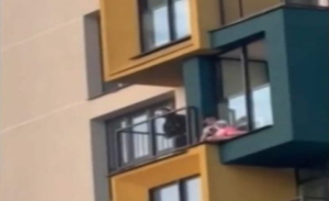 امرأة تنام على حافة الطابق الـ 24 في بيلاروسيا ( فيديو )