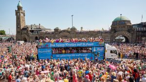 بحضور مئات الآلاف من الزوار و عشرات الشاحنات .. مدينة هامبورغ تستضيف مهرجان Schlagermove 2023