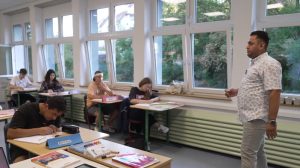 بعد أن وصل ألمانيا كلاجئ قبل سنوات .. سوري يصبح معلماً للغة الألمانية في مدرسة مهنية ( فيديو )
