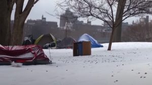 مخيم للمهاجرين في مدينة نيويورك يشهد أزمة إنسانية كبيرة ( فيديو )