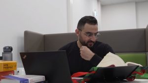 ألمانيا : قصة نجاح سوري اجتاز امتحان دراسة الحقوق و يعمل متطوعاً في فريق الإطفاء ( فيديو )