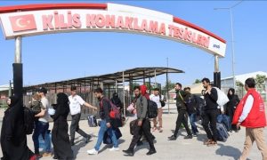 ” 40% من أعمال الختادق اكتملت ” .. وزيرالداخلية التركي يكشف عدد السوريين العائدين ” طوعياً ” إلى المنطقة ” الآمنة “