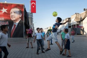 بروفيسورة تركية ترد على مزاعم ” تشكيل السوريين خطراً على البنية العلمانية في تركيا ” !