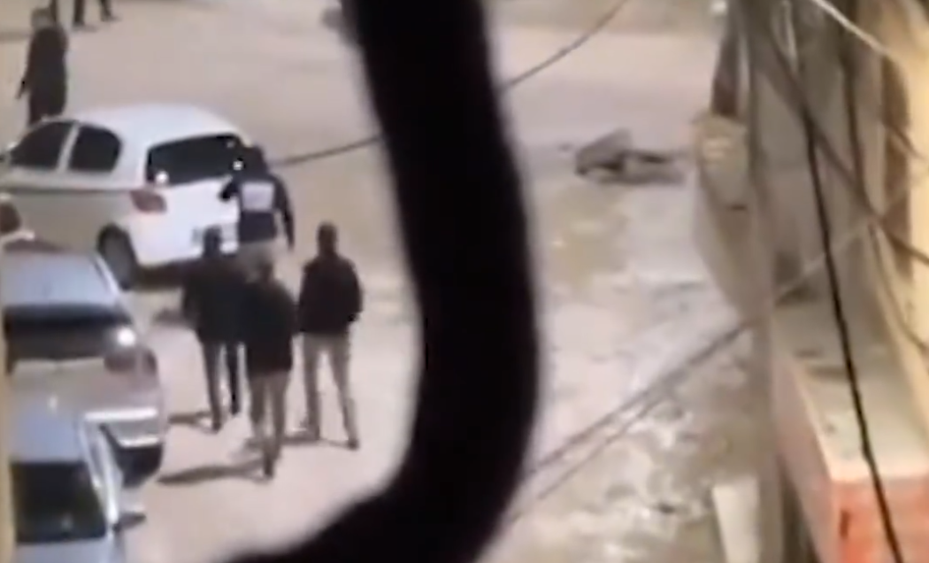 سكاي نيوز : وصفوه بـ “الجاسوس الخطير”.. إعدام ميداني لفلسطيني اتهم بالتخابر مع إسرائيل ( فيديو )