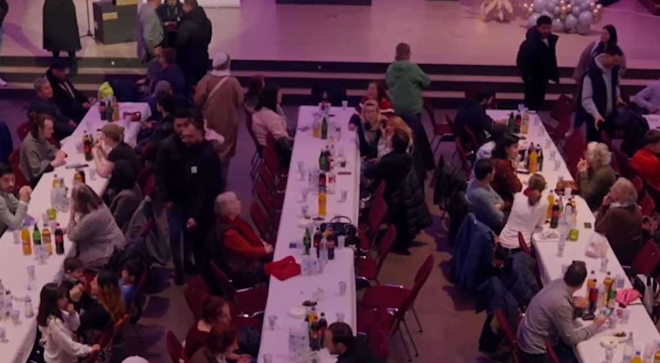 حضره الكثيرون من ثقافات و ديانات مختلفة .. إفطار جماعي في كنيسة بمدينة ألمانية ( فيديو )