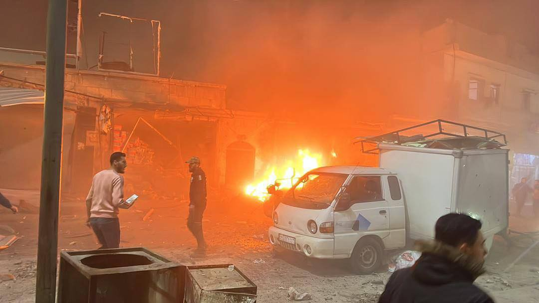 ضحايا و مصابون جراء انفجار ” سيارة مفخخة ” في مدينة اعزاز ( فيديو )
