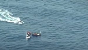وسائل إعلام قبرصية : أب سوري يتحدث عن إلقاء طفله في البحر بعد وفاته خلال رحلة اللجوء عبر البحر ( فيديو )