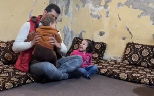 زوج ابنه بعمر 15 عاماً .. تقرير : أصغر جد في سوريا يسعى لدخول موسوعة غينيس ! ( فيديو )