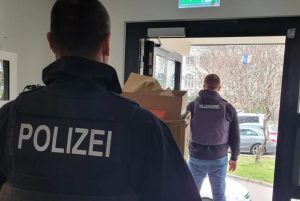 ألمانيا : الشرطة تحقق مع طفل سوري متهم بتزوير مئات من بطاقات ” دويتشه تيكيت ” و بيعها بألاف اليوروهات !