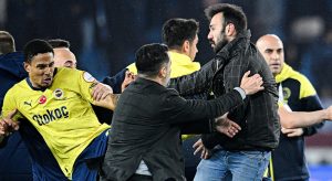 تركيا : بعد الخسارة على أرضهم .. جماهير طرابزون تعتدى على لاعبي فنربخشة في الملعب ( فيديو )