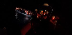عملية إنقاذ ليلية لعشرات من اللاجئين انقلب قاربهم في البحر الأبيض المتوسط ( فيديو )