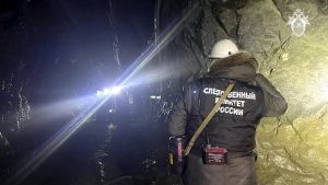 انهيار صخرة داخل أحد أكبر مناجم الذهب في روسيا يحاصر العمال