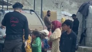 شيف سوري هجّره بشار الأسد من مدينته قبل 14 عاماً يعود من السويد ليطهو للأطفال في المخيمات ( فيديو )