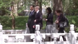 الرئيس الصيني يصطحب المستشار الألماني في جولة بدار الضيافة في بكين ( فيديو )