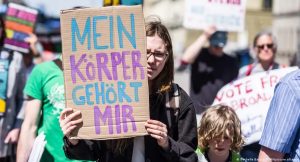 دويتشه فيله : توصية بتشريع الإجهاض في ألمانيا .. بين الترحيب والمعارضة