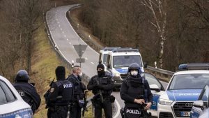 ألمانيا : السلطات تواصل المداهمات ضد عصابة تهريب بشر دولية