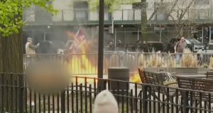 نيويورك: رجل يشعل النار في نفسه خارج محكمة أثناء محاكمة ترامب ( فيديو )